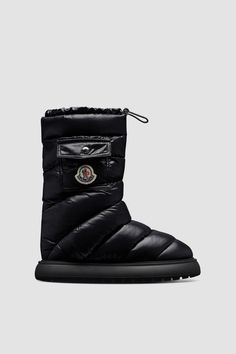 An iconic Moncler design, the Gaia snow boots are crafted from laminated nylon. The down-filled boots provide warmth and versatility - easily styled pulled up or folded down. The practical boots come with an anti-slip sole. Apres Ski Wear, Moncler Women, Mid Boots, French Alps, Felt Bag, Boots For Women, Ski Wear, Mountaineering, Ski Resort