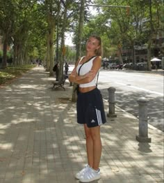 Adidas Shorts Outfit, Look Adidas, Streetwear Mode, Outfit Inspo Summer, Adidas Girl, Looks Street Style, Adidas Shorts, Sporty Chic