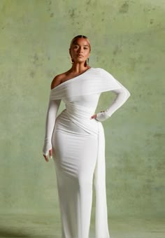 Classy Dresses Elegant Long, Elegant White Birthday Dress, 22 Birthday Dress Ideas, Birthday Dinner Dress Code, First Birthday Party Outfit For Guest, Fancy Clothes Women Classy, Elegant Photoshoot Black Women, Formal Wear Black Women, Formal Dinner Party Outfit