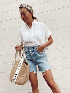 Outfit Inspiration Women, Womens Outfit, Top Jean, White Linen Shirt, Summer Jeans, Top For Summer, Summer Outfit Inspiration, Boyfriend Shirt, Linen Top