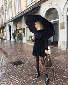 Fashion Kimono, Black Outfits, Fashion Trends Winter, Autumn Street Style, Style Noir, Black Women Fashion, All Black Outfit, Mode Inspo, Rainy Day Outfit