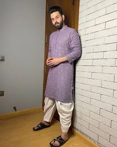 Groom Brother Outfit Indian Men, Wedding Dress For Grooms Brother, Mens Wedding Kurta Designs, Chikankari Suits Men, Traditional Kurtas For Men, Mens Chikankari Kurta Designs, Pathani Kurta For Men Wedding, Wedding Look For Groom, Pathani For Men Design