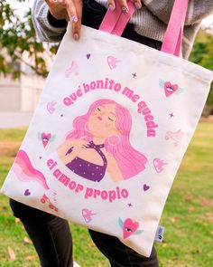 🎀Si hablamos de básicos, los tote bag entran en la lista. 💞Son un accesorio que le da ese toque único a tus outfits y de paso te facilita todo. 🌈Vienen en 3 colores y 3 diseños exclusivos. ¡Así como tú! Handpainted Tote Bags, Tods Bag, New Business Ideas, Painted Denim, Cute Tote Bags, Tote Bag Pattern, Craft Business