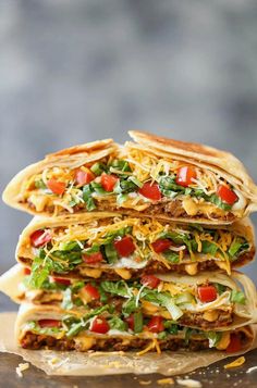 Elevate your taco night with this homemade Crunchy Wrap Delight! Perfect for a fun family dinner or a casual get-together, this DIY recipe combines layers of seasoned beef, fresh veggies, and creamy cheese, all wrapped in a crispy tortilla shell. Easy to customize and even easier to love, this dish is a surefire hit for anyone craving a satisfying, crunchy bite. Get ready to impress your taste buds with this delicious twist on a classic favorite! Fast Food To Make, Summer Lunches, Siren Call, Cooking Light Recipes, Homemade Crunchwrap Supreme, Fast Healthy Meals