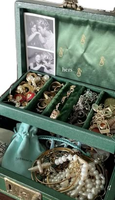 Aesthetic Jewelry Organization, Enya Jewelry, Jewellery Box Aesthetic, Matching Couple Jewelry, Matching Couple, Vintage Jewelry Box, Dope Jewelry, Couple Jewelry