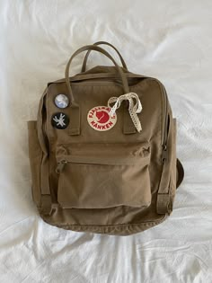 Dream Backpack, Mochila Fjallraven Kanken, Mint Tin Crafts, Black School Bags, Pretty Tote Bags, Backpack Fjallraven, Messanger Bag, Strange Magic, Fjällräven Kånken