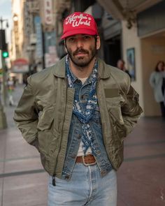 Regardless of which model you choose, it should be a wardrobe staple as they can be combined into absurdity. And we like absurdity. Men Spring Jacket, Men’s Vintage Outfits, Levis Denim Jacket Outfit, Rugged Style Men Outfit, Rugged Gentleman Style, Vintage Levis Outfit, Outfit Aesthetic Men, Gentleman Style Vintage, Cozy Home Outfit