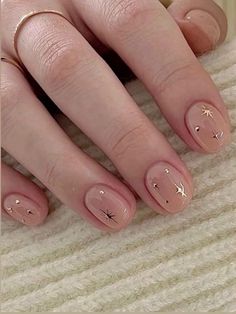 Natural Nail With Gold Design, Neutral Nails Korean, Short Nail Designs Beige, Natural Gel Manicure Design, Cute Minimalistic Nail Designs, Minimalistic Short Nails, Minimalist Short Nails Art Designs, Trendy Neutral Nails Short, Simple Pink And Gold Nails