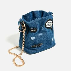 MINI BANDOLERA CHAPAS-Ver Todo-BOLSOS-MUJER-REBAJAS | ZARA España Diy Tas, Tas Denim, Potli Bags, Fancy Bags, Art Bag, Jeans Diy, Jeans Bag, Makeup Bags Travel, Denim Bag