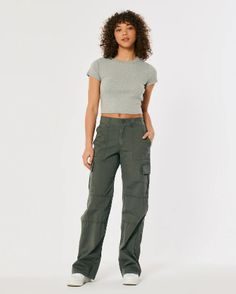 cargo pants, hollister, hollister cargo pants, back to school, back to college, college outfit, fall trends Poplin Pants, Denim Cargo Pants, Comfortable Pants, Baggy Pants, Cargo Pants Women, Pants Design, College Outfits