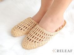 Cute women indoor slippers made from straw. Designs for unisex adult shoes slippers.  Are you looking for a gift for someone you love ? ❊ This straw slippers could be a good choice for Bridesmaid slippers and wedding slippers ❊ It looks vintage and classic, gift for mother or gifts for grandma even gift for him are so creative ideas.  ❊ Size:  Small:  3.5 - 4.5 US Medium: 5.5 - 7 US Large: 7- 8.5 US  Ethical and Sustainable ❊ Our slippers shoes are made of recycled water grass. ❊ No micro-plastic released when cleaned. ❊ Each slippers is unique and individually handwoven. As our bags are handcrafted, there may be slight variations in dimensions, colour, and texture. ❊ By purchasing our products you are supporting our local female artisans. -------------------------------------------------- Comfortable Closed Toe Natural Mules, Straw Slippers, Bridesmaid Slippers, Bride Slippers, Slippers Cute, Spa Slippers, Wedding Slippers, Water Grass, Indoor Slippers