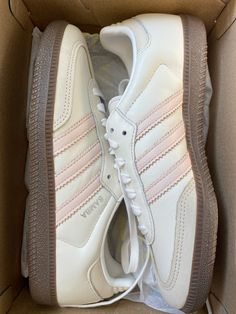 #samba #sambarose #shoes #cute Pink And White Sambas, Samba Pink Outfit, Adidas Samba Pink, Sambas Aesthetic, Sambas Pink, Sambas Shoes, Pink Sambas, Adidas Samba Rose, Pink Samba