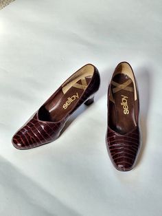 Good vintage condition  Dk brown, brown leather Marked 8 1/2, fit like a modern 8 10" insole 2 1/2"" heel  2 1/2" across ball of foot Leather Selby Ladies Pumps, Womens Pumps, Brown Brown, Kingston, Pump Shoes, Women's Pumps, Brown Leather, Bathing Beauties, Pumps