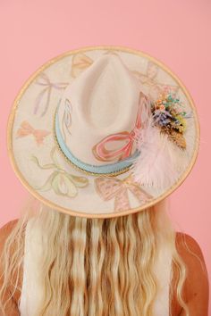 THE CHARLOTTE RANCHER HAT RANCHER HAT Judith March Painting Outfit, Cute Cowboy Hat, Derby Hats Diy Ideas, Sari Ideas, Rancher Hats, Aesthetic Hats, Leather Burning, Cowgirl Hats Western, Cowboy Hat Design