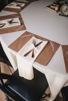 Brown Paper Placemats, Butcher Paper Placemats, Kraft Paper Placemats Table Settings, Kraft Paper Table Runner Thanksgiving, Diy Table Placemats, Diy Placemats Christmas, Wedding Placemats Ideas Diy, Paper Chargers Place Mats, Diy Placemats Paper