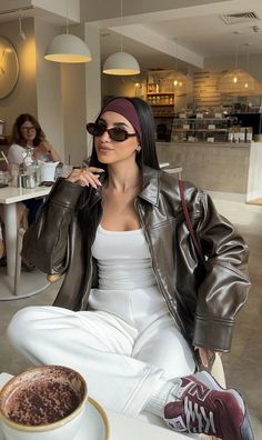 Fall Outfit With Headband, Headband Fall Outfit, Fall Fashion 2024 Aesthetic, New York Style Aesthetic, Fashion Autumn/winter 2024/2025, Street Style Aesthetic Fall, Brown Holiday Outfit, Jordan Lipscombe Outfits, Mexico City Outfit Ideas Fall