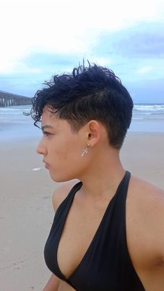 Cabelo curto, cacheado, feminino Funny Hair, Short Curly Hairstyles For Women, Short Hair Designs, Curly Pixie Hairstyles, Short White Hair, Curly Pixie Haircuts, Androgynous Hair, Curly Pixie Cuts