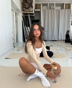 Hairstyles Wallpaper, Aesthetic Espresso, Stylish Leggings Outfit, Sabrina Carpenter Aesthetic, Pilates Girl, Emily Ratajkowski Style, Fitness Hacks, Adrette Outfits, Pilates Outfit