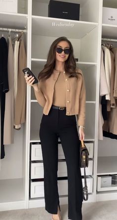 Celana Khaki, Casual Work Outfits Women, Business Outfits Women, Stylish Work Attire, Office Outfits Women, Business Casual Outfits For Work, Professional Wear, Casual Day Outfits