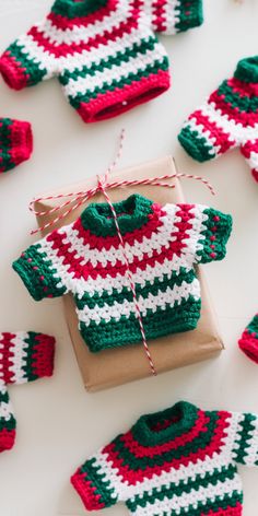 Free crochet Christmas ornament pattern – quick and easy holiday project – click to get the pattern. Crochet Christmas Ornament Pattern, Crochet Holiday, Fast Crochet, Creative Crochet, Easy Crochet Projects