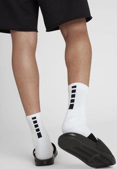 Slip-resistant Comfortable Gym Socks, Nike Non-slip Sports Socks, Nike Non-slip Socks For Sports, Nike Breathable Functional Socks, Nike Breathable Training Socks, Nike Sporty Breathable Socks, Slip-resistant Gym Socks, Sporty Protective Gym Socks, Nike Basketball Socks