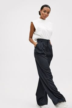 Summer Office Attire, Pants Outfit Work, Pinstripe Trousers, Simple Style Outfits, Clothing Guide, Pants Outfit Casual