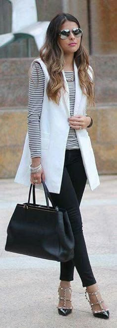 Preta, colete branco White Vest Outfit, How To Wear Blazers, Look Office, White Dress Pants, Looks Black, Vest White, Vest Outfits, Sleeveless Vest