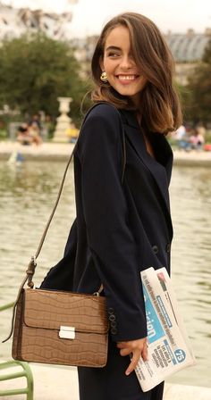 Dressed for Paris. Louise Ebel, Fashion Fotografie, Stylish Street Style, Winter Mode, Parisian Chic, 가을 패션, Mode Inspiration, Navy Color, Parisian Style