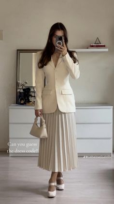 Plated Skirt, Business Casual Skirt, Outfits Modest, Classic Outfit, Fashion Mistakes, Modest Fashion Outfits