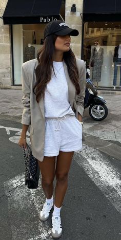 Casual Errands Outfit Spring, Shorts And Sambas Outfit, Casual Classy Outfits Street Style, Sporty Work Outfit, Sporty Feminine Outfits, Classy Athleisure Outfits, Summer Athleisure Outfits, Elevated Athleisure