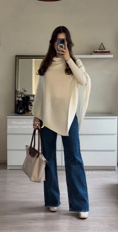 Oversized Sweater Business Casual, Luxury Autumn Outfits, Smart Business Attire Women Classy, Fall Outfits Chic Classy, Old Elegant Outfit, Old School Classy Outfits, Elegant French Fashion, Professional Girl Aesthetic, Old Money High Fashion