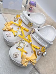 **Add a unique touch to your Crocs with these adorable Kawaii charms This set includes fun and colorful charms that will transform any pair of shoes into a style statement. With unique designs and chain details, these accessories are perfect for everyone, no matter the age. Whether you're looking to customize your clogs for a more playful look or surprise someone special with an original gift, these charms are ideal! **Characteristics - Set of adorable Kawaii charms with chains - Exclusive desig Croc Accessories, Kawaii Charms, Croc Charms, Shoe Clips, Style Statement, Look Plus, Original Gift, Ornament Set, Accessories Unique