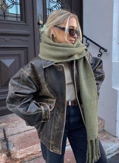 Autumn Jackets 2024, London Outfit Ideas Winter, Green Scarf Outfit, Looks Adidas, 00s Mode, Stile Blair Waldorf, Adrette Outfits, Look Adidas, Winter Outfits Aesthetic