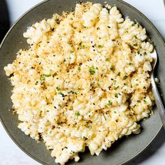 a plate with macaroni and cheese on it