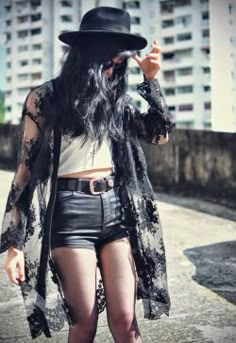 Alt Women Outfits, Boho Punk Style, Boho Punk Aesthetic, Hipster Women Fashion, Gothic Boho Fashion, Simple Alternative Outfits, Witchy Style Modern Witch, Black Lace Kimono Outfit, Dark Boho Aesthetic