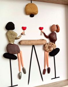 Driftwood Clock, Personalized Friendship Gifts, Stone Pictures Pebble Art, Driftwood Diy, Twig Art, Pebble Art Family, Art Pierre, Personalized Wine Glasses, Pebble Pictures