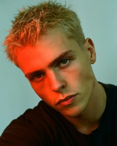 Bleached Hair Men, Men's Short Hair, Texas Roadhouse, Photographie Portrait Inspiration, Punk Hair