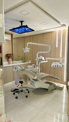 Revestimendo em mdf carvalho com perfil de led em consultório odontológico Aesthetic Dental Office, Dentist Office Aesthetic, Aesthetic Dental Clinic, Local Anesthetic Dental, Clinic Aesthetic, Dental Room, Esthetician Room Supplies, Pediatric Dental Office Design