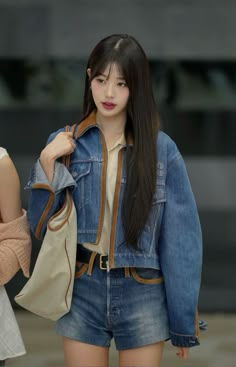 #ivewonyoung Airport Style, Photo Instagram, Kpop Outfits, Pop Fashion, Jacket Outfits, Outfit Inspirations, Fashion Inspo, Casual Outfits