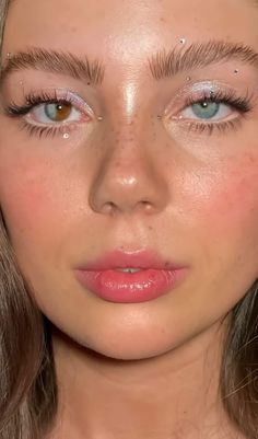 Euphoria Party Makeup, Rave Makeup Glitter, Angelic Makeup Aesthetic, Shiny Eye Makeup, Euphoria Makeup Looks, Sparkly Eye Makeup, Makeup Euphoria, Makup Looks