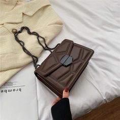 leather handbags women
small purses and handbags Outfit Minimalista, Leather Crossbody Bags, Bag Women Fashion, Grunge Look, Crossbody Bags For Women, Chain Crossbody Bag, Soft Grunge