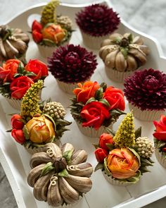 Are you ready to learn how to make buttercream flowers? 


https://www.taylormadecakecourses.com/ Floral Fall Wedding, Cupcake Piping, Fall Cupcakes, Jane Taylor, Floral Cupcakes, Edible Arrangements