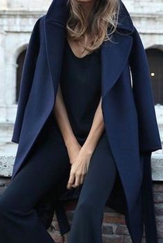 Winter look | Minimal deep blue outfit                                                                                                                                                                                 More Winter Typ, Cool Girl Style, Stylish Jumpsuit, Navy Coat, Women Dresses Classy, Chic Pants, Blue Coat, New Years Dress, Outfit Winter