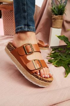 Inspired Birkenstock Two Strap Platform Sandal | Bella Lucca Boutique Buckle Sandals Outfit, Sandals Outfit Casual, Sandals Aesthetic, Comfortable Leather Sandals, Sandals Outfit Summer, Spring Sandals, Sandals Outfit, Band Design, Flatform Sandals