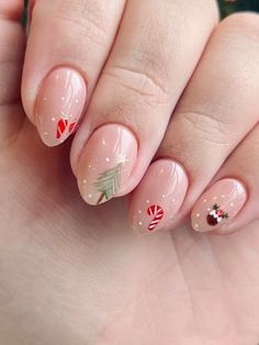 nude nails with Christmas symbols Short Christmas Nail Designs 2023, Simple Christmas Nails Round, Short Squoval Christmas Nails, Merry Christmas Nails 2023, Short Oval Christmas Nails, Short Natural Christmas Nails, Dainty Christmas Nails, Cute Christmas Nails Short, Short Christmas Nails