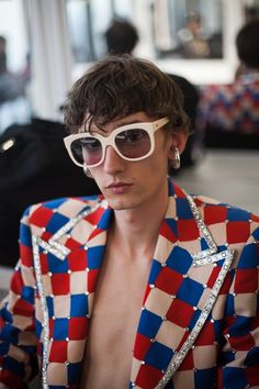 gucci alessandro michele ss18 mfw milan Gucci Alessandro Michele, Unisex Looks, Gucci Style, Mens Editorial, Yoga Clothing, Disco Outfit, Alessandro Michele, Yoga Shirts, 70s Fashion