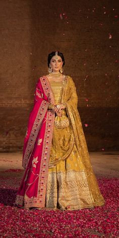 Elegant Pakistani Wedding Dress in Raw Silk Lehenga Choli Style Mehndi Dresses Bridal, Choli Style, Lehenga Blue, Mehndi Function, Pakistani Lehenga, Tissue Fabric, Simple Maxi, Dupatta Border, Dress Georgette