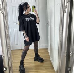 Lazy Day Goth Outfits, Goth Hot Weather Outfit, Goth Concert Outfit Ideas, Goth Style Women, Casual Alternative Outfits Summer, Alt Workout Outfits, Grey Day Concert Outfit, Athletic Goth