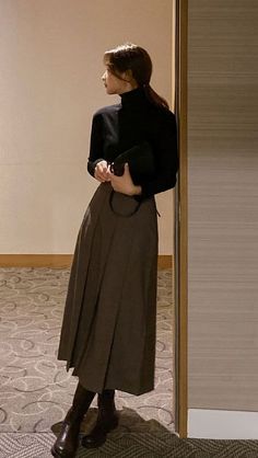 40s Mode, 00s Mode, Academia Outfits, Brown Skirt, Modest Clothing, Outfit Trends, Modest Fashion Outfits, Mode Inspo, Maxi Skirts