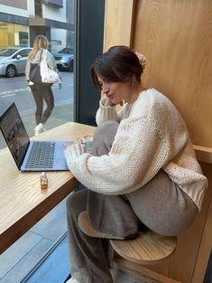 Study Outfit College, Study Outfit, Outfits Lazy, Cozy Coffee Shop, Comfy Winter, Fits Aesthetic, Uni Outfits, Lazy Outfits, Fall Fits